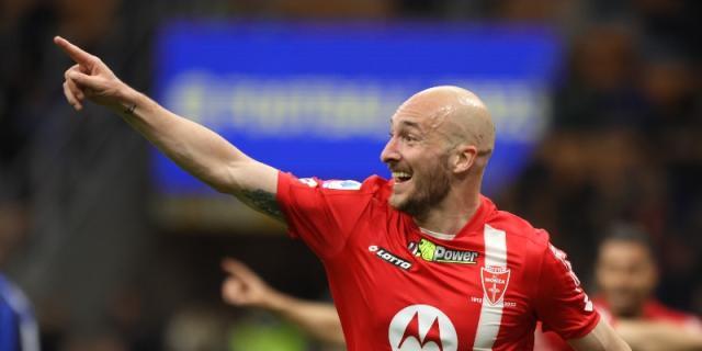 观看免费体育直播在线观看-后卫两次进球+门将三度救险！国米惨遭旧将反戈