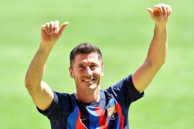 足球免费在线观看-莱万：年龄根本不是问题 我知道如何对付皇马